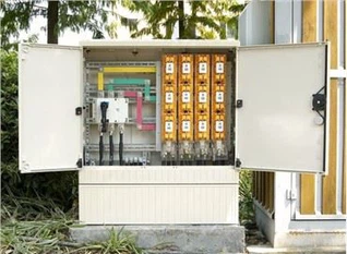 เสาป้อนไฟถนน